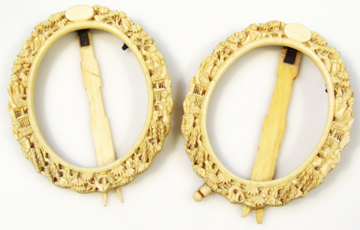 Appraisal: A pair of thC Chinese ivory photograph frames each of