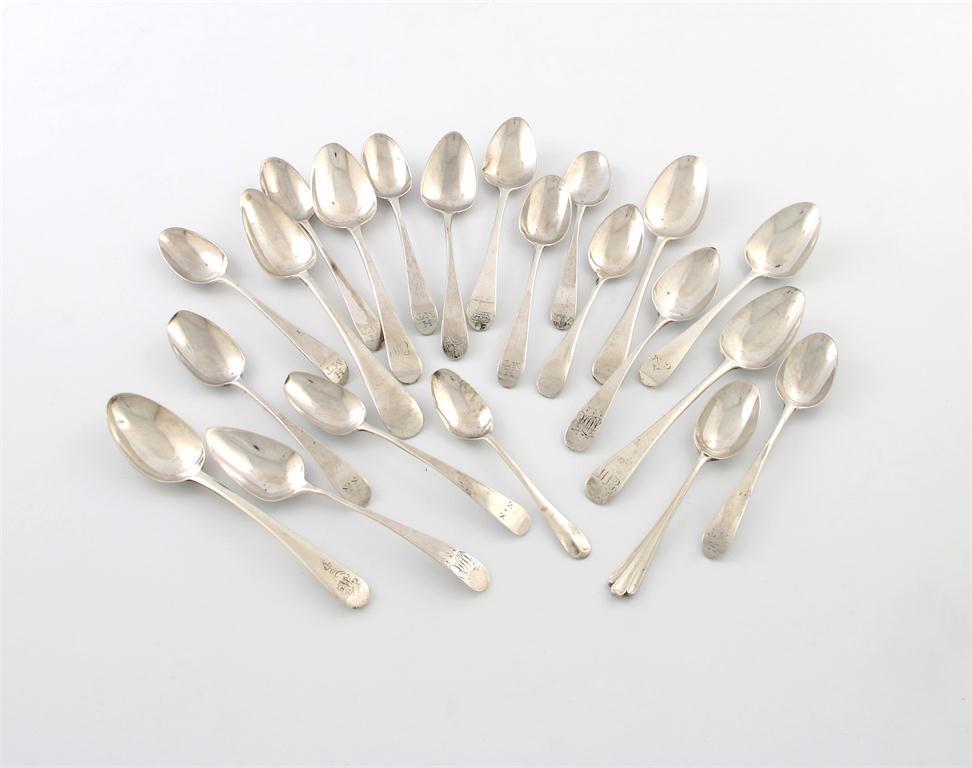 Appraisal: A mixed lot of silver Old English pattern teaspoons