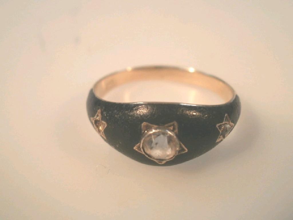 Appraisal: A yellow metal and black enamel mourning ring set with