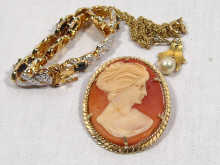 Appraisal: A mixed lot comprising a carat gold mounted cameo brooch