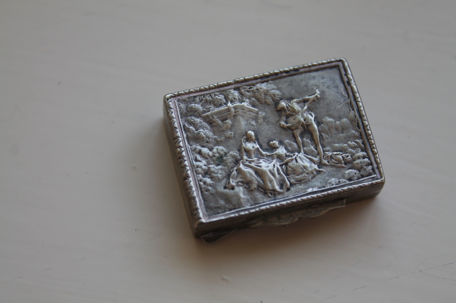 Appraisal: A Continental white metal vinaigrette lacking interior the hinged lid