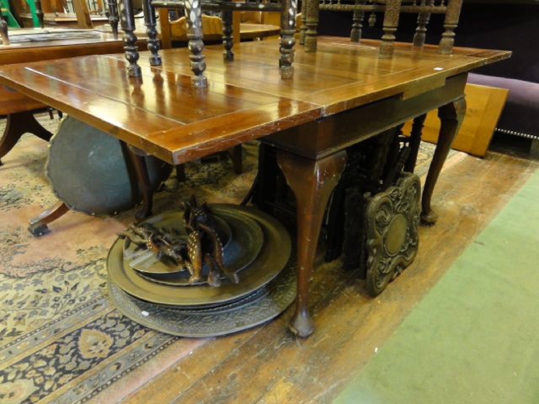 Appraisal: An Edwardian mahogany drawleaf dining table with panelled top raised