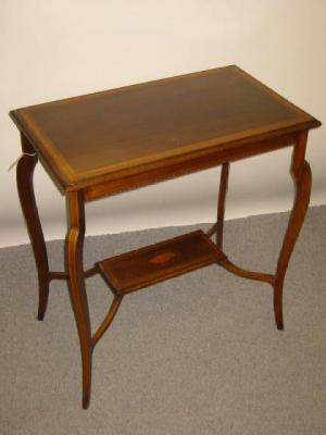 Appraisal: AN EDWARDIAN MAHOGANY OCCASIONAL TABLE of oblong form with satinwood