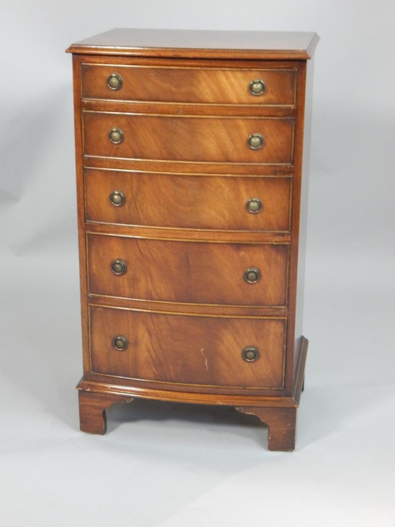 Appraisal: A reproduction mahogany bow fronted chest of six graduated drawers