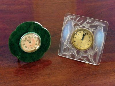 Appraisal: A Lalique desk clock 'Inseparables' opalescent glass with an day