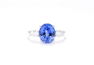 Appraisal: A TANZANITE AND DIAMOND RING A TANZANITE AND DIAMOND RING