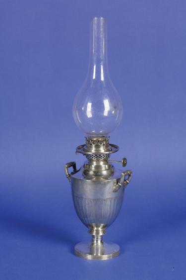 Appraisal: AN EDWARDIAN OIL LAMP of vase form with leaf-capped angular