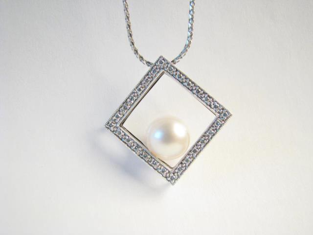 Appraisal: A mm cultured pearl framed in a diamond pave white