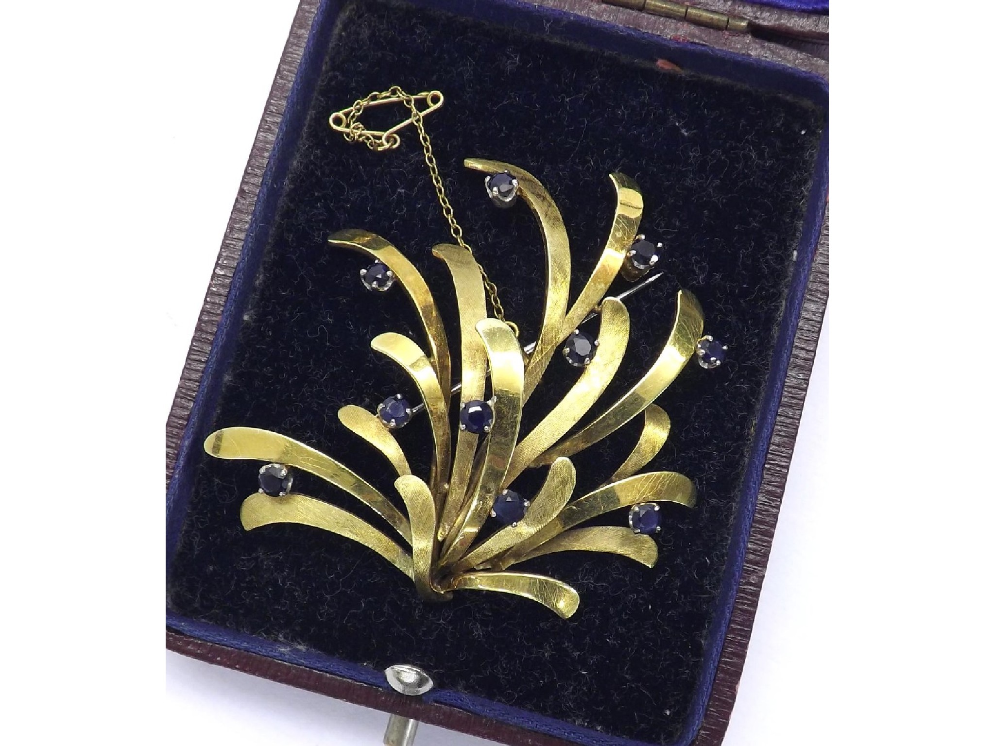 Appraisal: ct yellow gold and sapphire spray brooch with safety chain