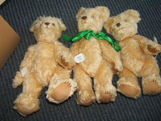 Appraisal: Three Witney bears made by Valerie Lyle numbers and of