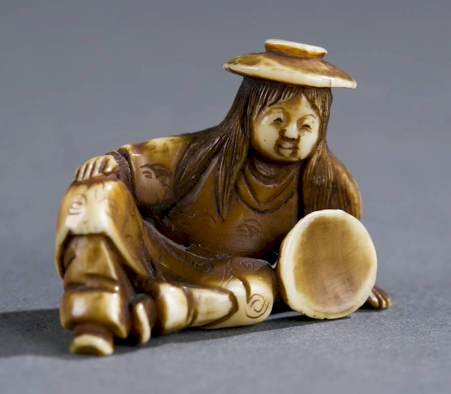 Appraisal: Japanese ivory netsuke of a seated Daruma A Japanese ivory