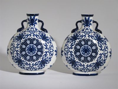 Appraisal: A pair of Aesthetic Movement moon flasks probably Minton printed