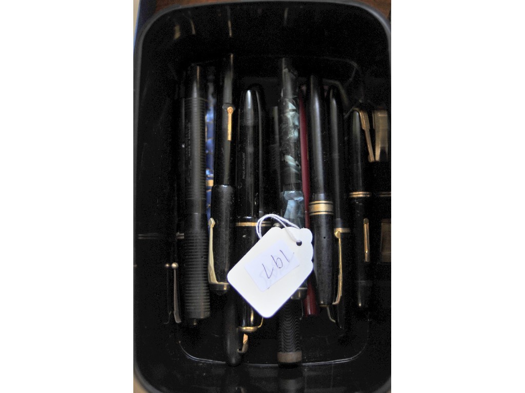 Appraisal: Lot comprising thirteen assorted fountain pens - four Conway Stewart