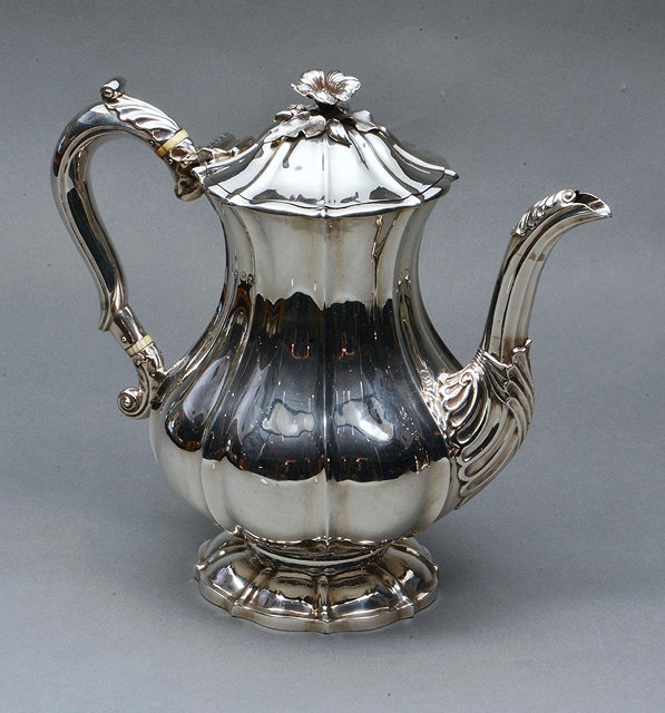 Appraisal: A GEORGE IV SILVER COFFEE POT of fluted baluster form