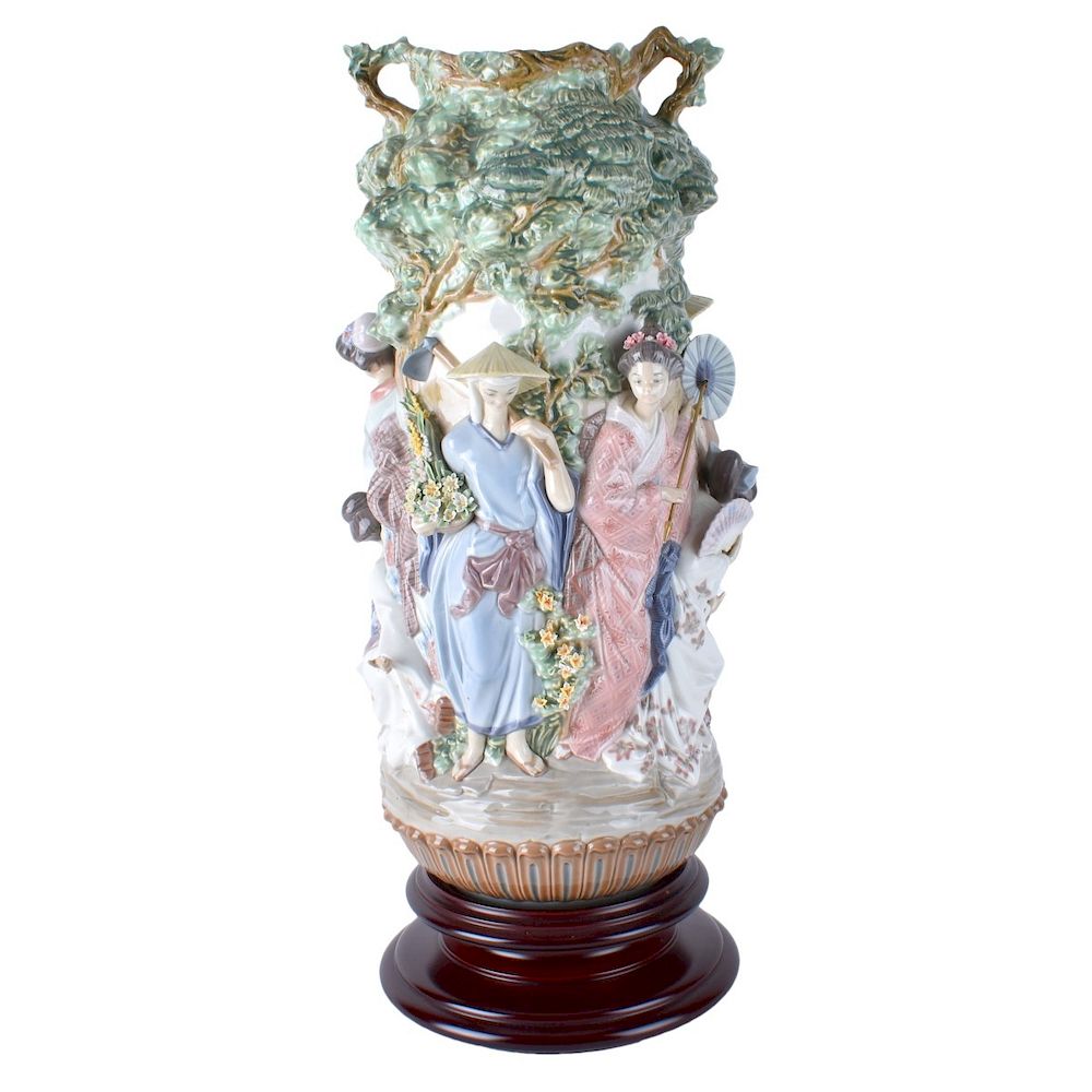 Appraisal: Lladro Jarron Japanese Vase Large Lladro Jarron Japanese Raised Geisha