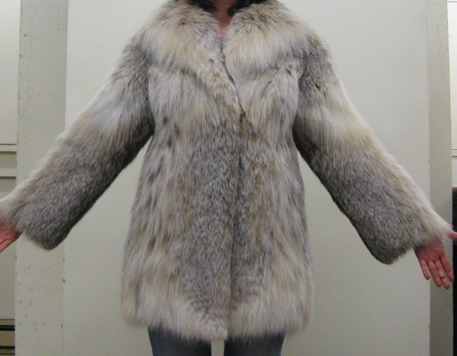 Appraisal: A LADY'S SILVER FOX FUR JACKET lined with satin having