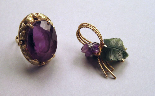 Appraisal: K yellow gold amethyst ring with leaf and berry motif