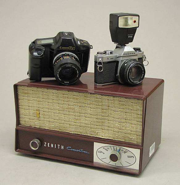 Appraisal: A Zeinth Consoltone bakealite radio two cameras and group of