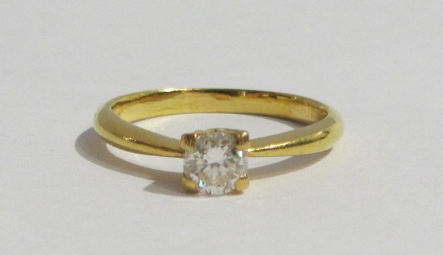 Appraisal: A gold and diamond set single stone ring claw set