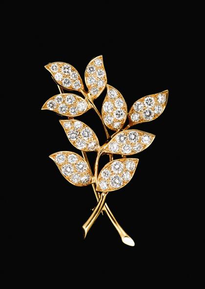 Appraisal: karat yellow gold and diamond leaf pin Set with fifty