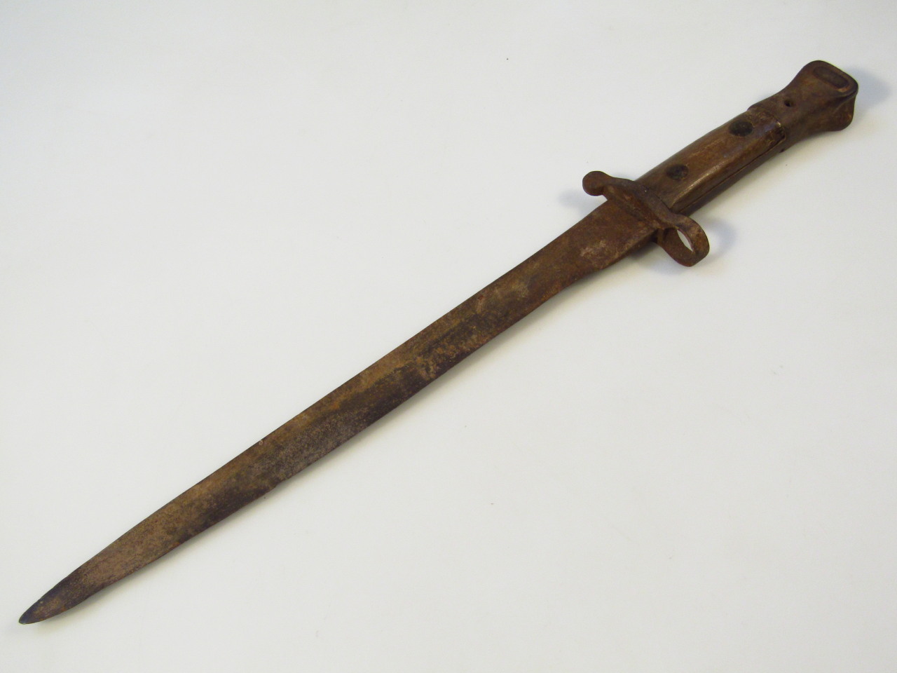 Appraisal: An early thC WWI issue bayonet with shaped blade with