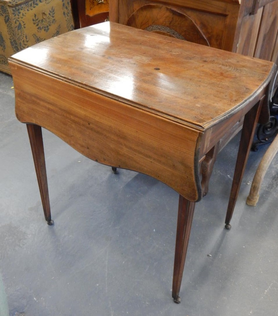 Appraisal: An early thC mahogany Pembroke table the butterfly shaped top