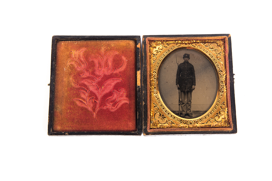 Appraisal: SIXTH-PLATE TINTYPE OF CIVIL WAR SOLDIER American rd quarter- th