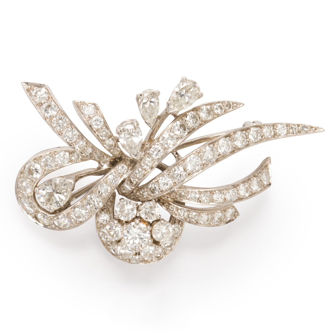 Appraisal: A DIAMOND AND PLATINUM BROOCH A diamond and platinum brooch