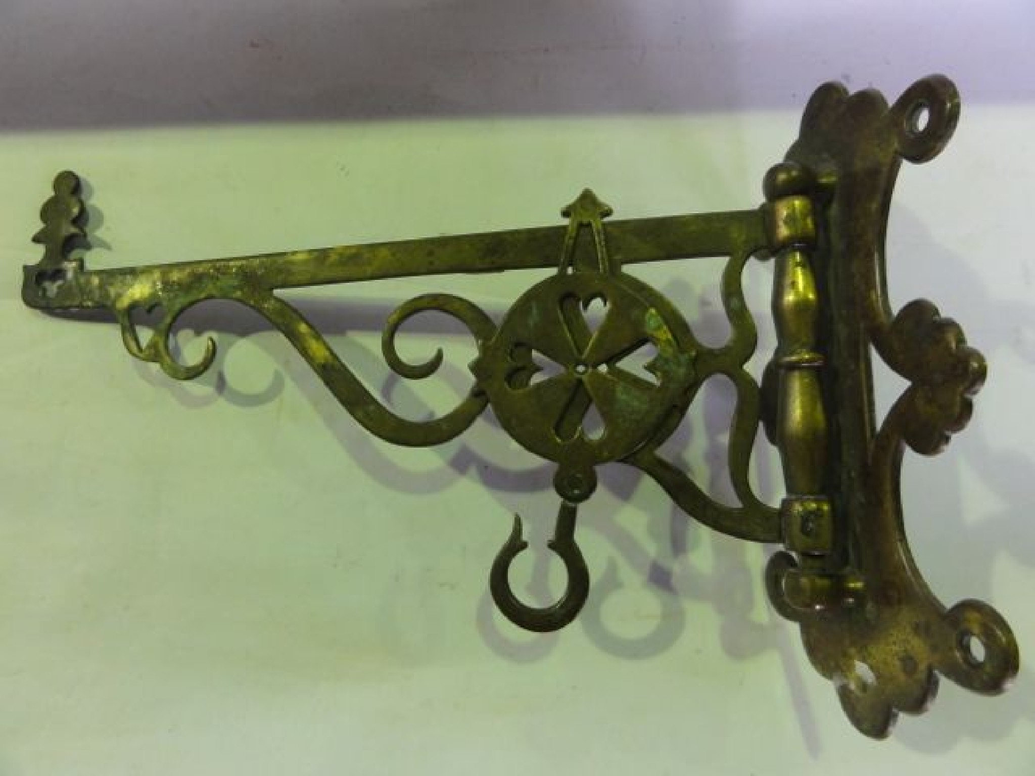 Appraisal: A single good quality antique brass wall mounting bracket with