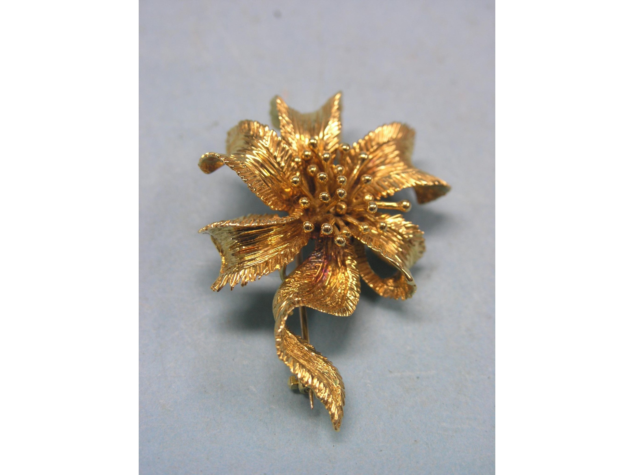 Appraisal: A Kutchinsky ct gold ribbon brooch textured ribbon leaf design