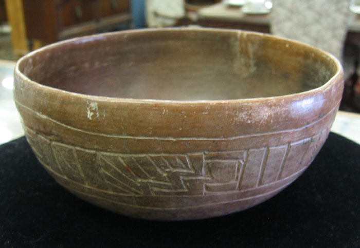 Appraisal: AN ANCIENT NORTH AMERICAN OR CENTRAL AMERICAN POTTERY BOWL incised