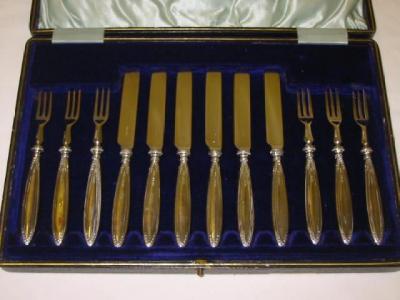 Appraisal: A SET OF SIX EDWARDIAN DESSERT EATERS the bellied handles