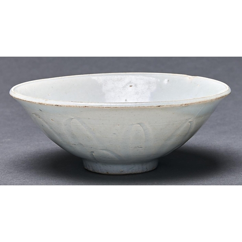 Appraisal: A Chinese Longquan celadon bowl Song Dynasty with combed or