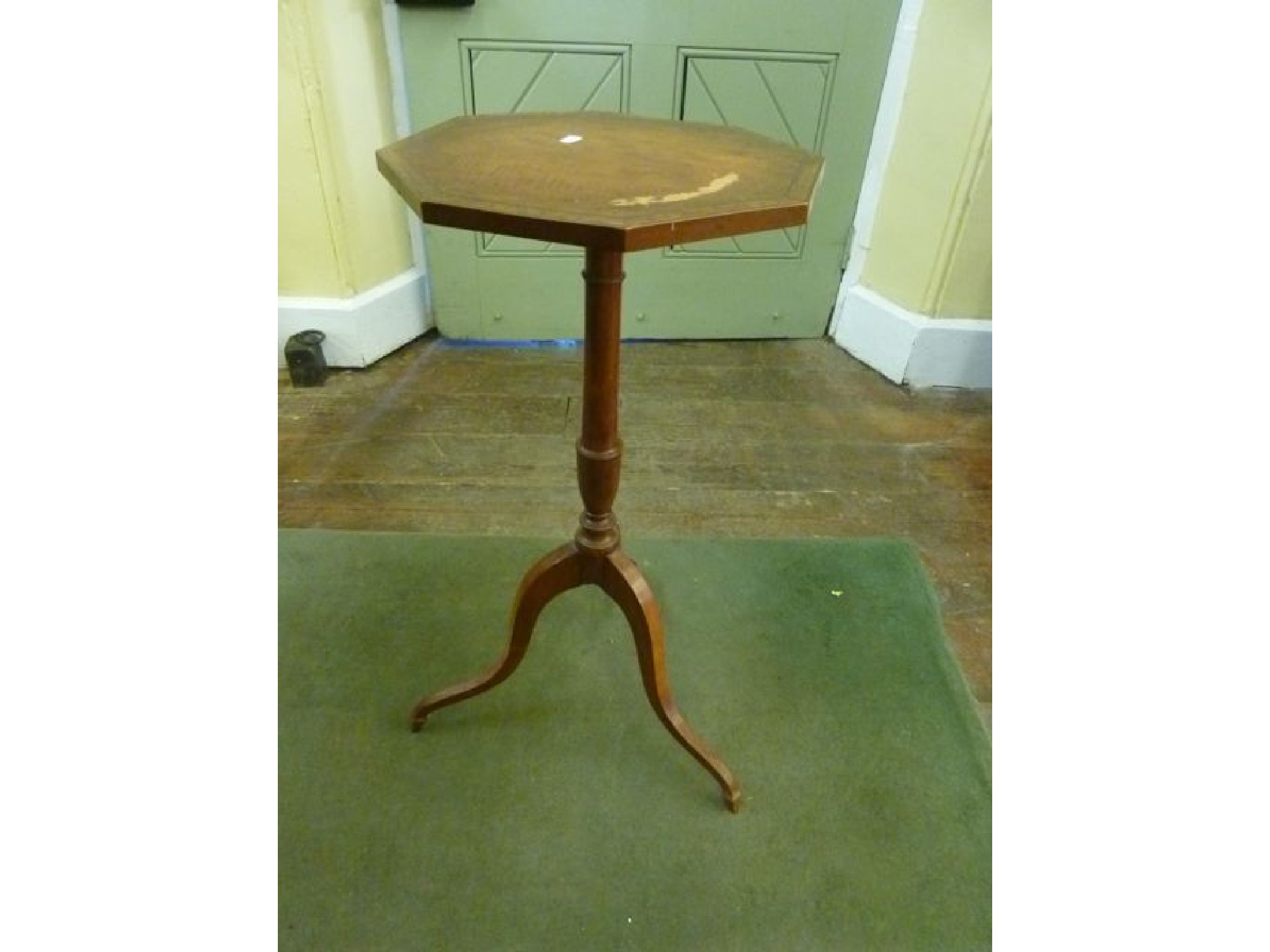 Appraisal: A Georgian satinwood occasional table the octagonal top with inlaid