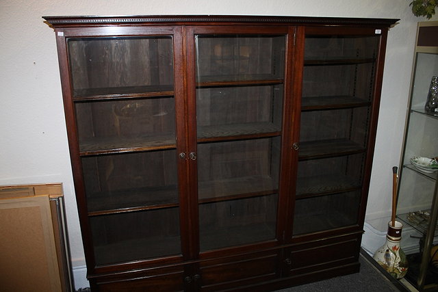 Appraisal: A LARGE MAHOGANY GLAZED BOOKCASE enclosing adjustable shelves and with