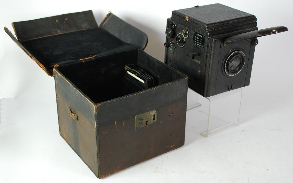 Appraisal: BUTCHERS EARLY TWENTIETH CENTURY 'POPULAR PRESSMAN' PLATE CAMERA with bellows