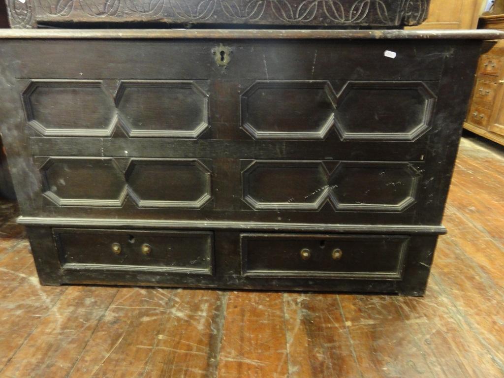 Appraisal: A Georgian oak mule chest with panelled frame the front