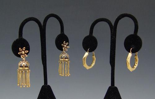 Appraisal: k GOLD CHANDELIER EARRINGS Floral posts with delightful dangles approx