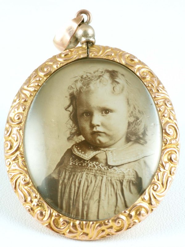 Appraisal: DESCRPTION Victorian mourning pendant In approx K yellow gold frame