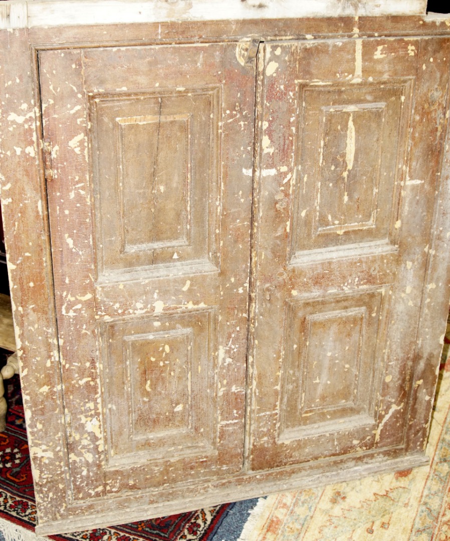 Appraisal: A thC pine hanging corner cupboard fitted with two shaped