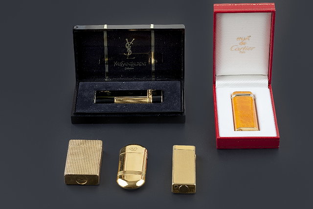 Appraisal: A cigarette lighter by Must De Cartier of shaped rectangular