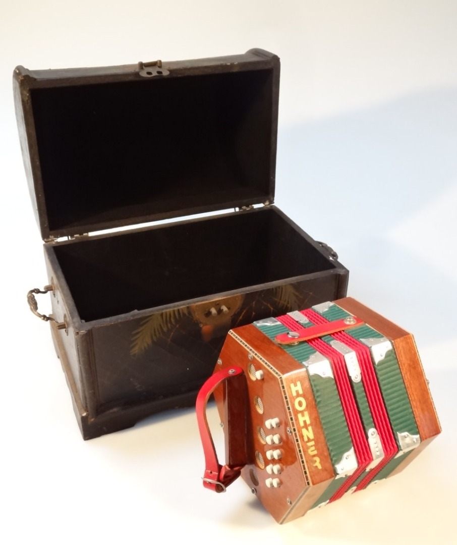 Appraisal: A modern Hohner squeezebox with green velvet mounts and chrome