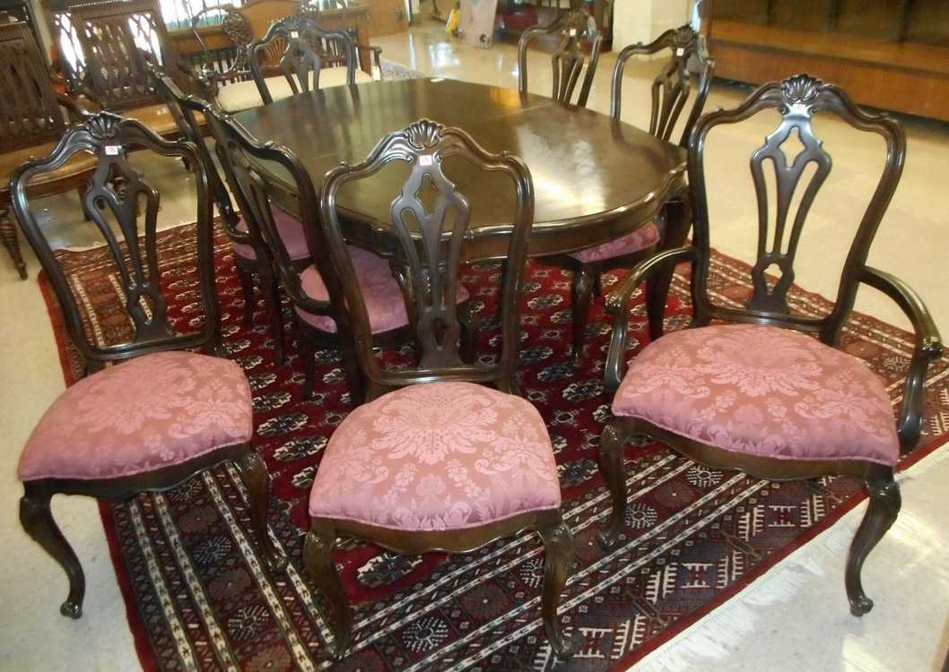 Appraisal: FEDERAL STYLE MAHOGANY DINING TABLE AND CHAIR SET WITH LEAVES