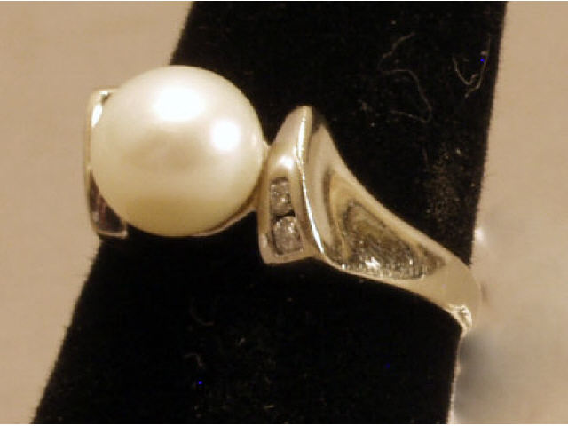 Appraisal: Ladies karat white gold ring set with a cultured pearl