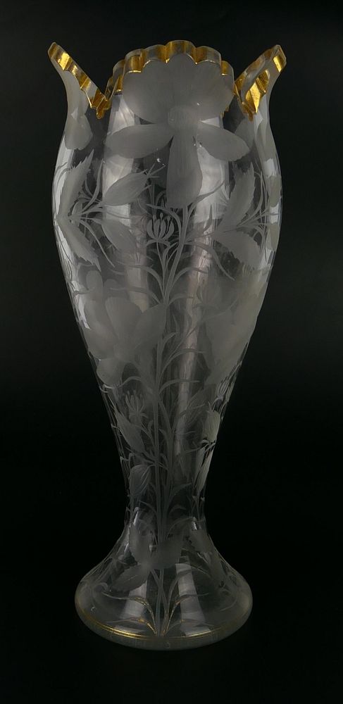 Appraisal: ANTIQUE AMERICAN ELLEGANT GLASS FLORAL ETCHED VASE Possibly Cambridge measures