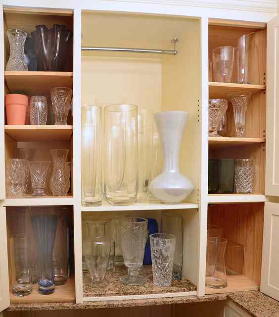 Appraisal: A QUANTITY OF GLASS VASES