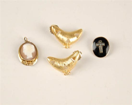 Appraisal: Three Pieces of Jewelry to Include a hardstone oval cameo