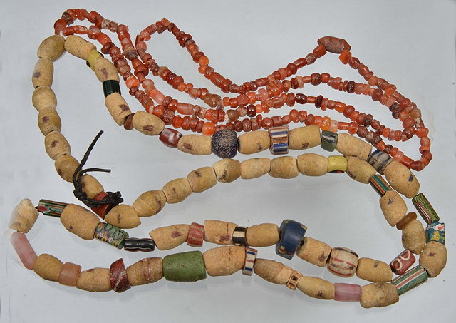 Appraisal: A CORNELIAN AND AGATE BEAD NECKLACE possibly Roman beads long