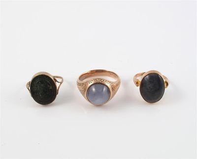 Appraisal: A star sapphire set gold ring size Q A Labradorite