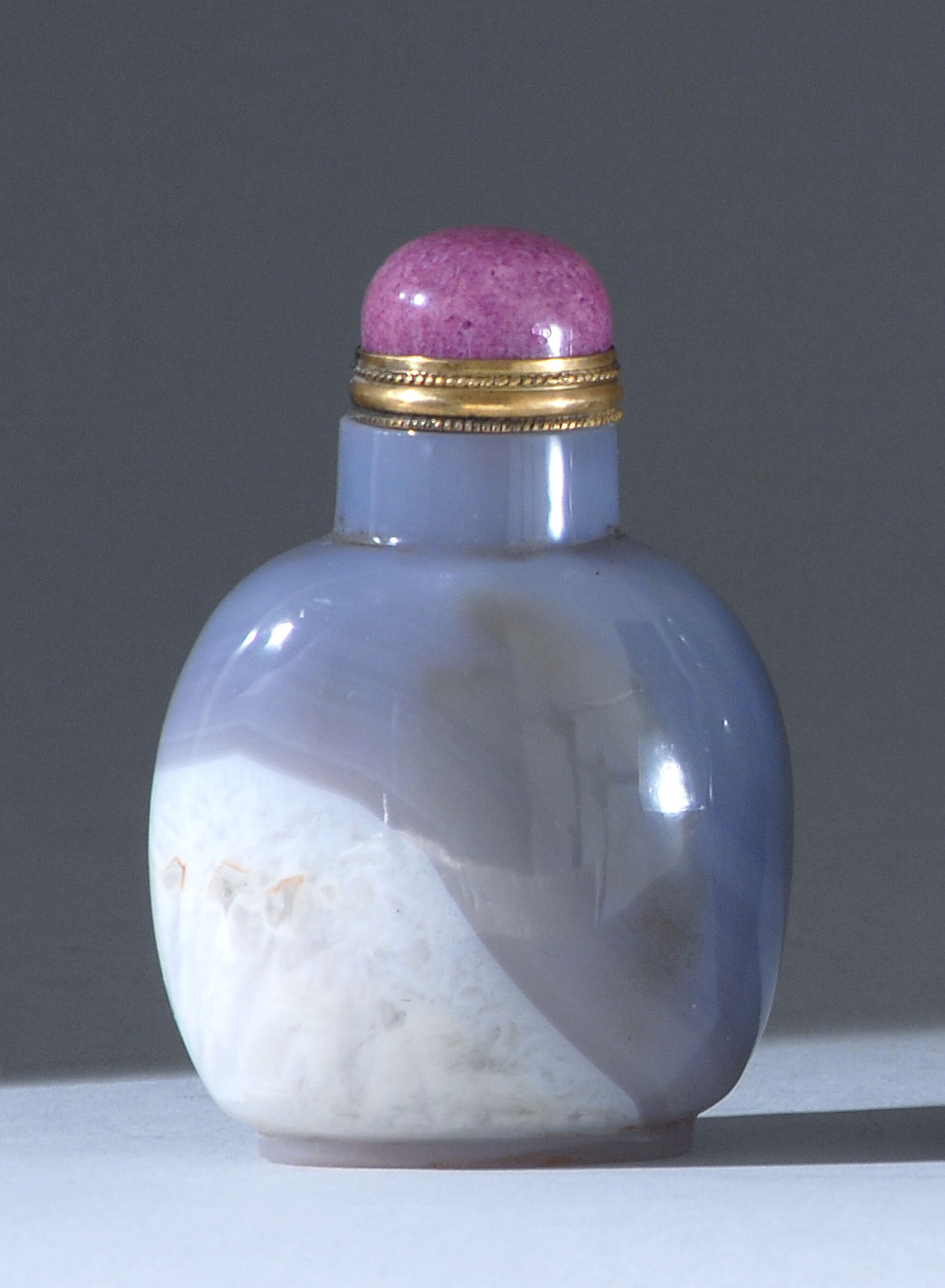 Appraisal: CHALCEDONY AGATE SNUFF BOTTLE Late th CenturyIn ovoid form with